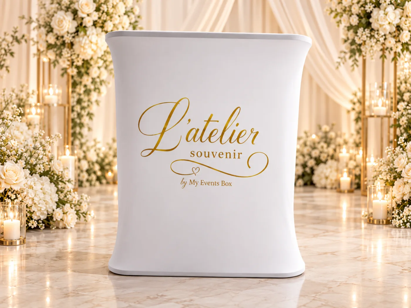 Comptoir blanc L'atelier souvenir by My Events Box entouré de fleurs blanches et de bougies