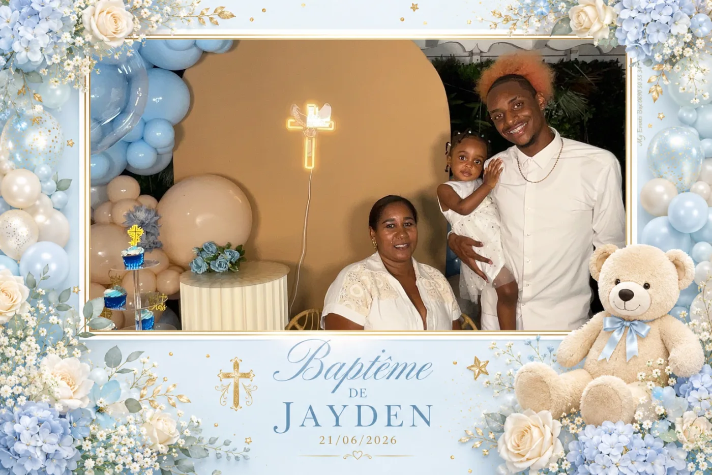 Tirage de baptême bleu pâle et ivoire : des parents et leur bébé devant une arche de ballons