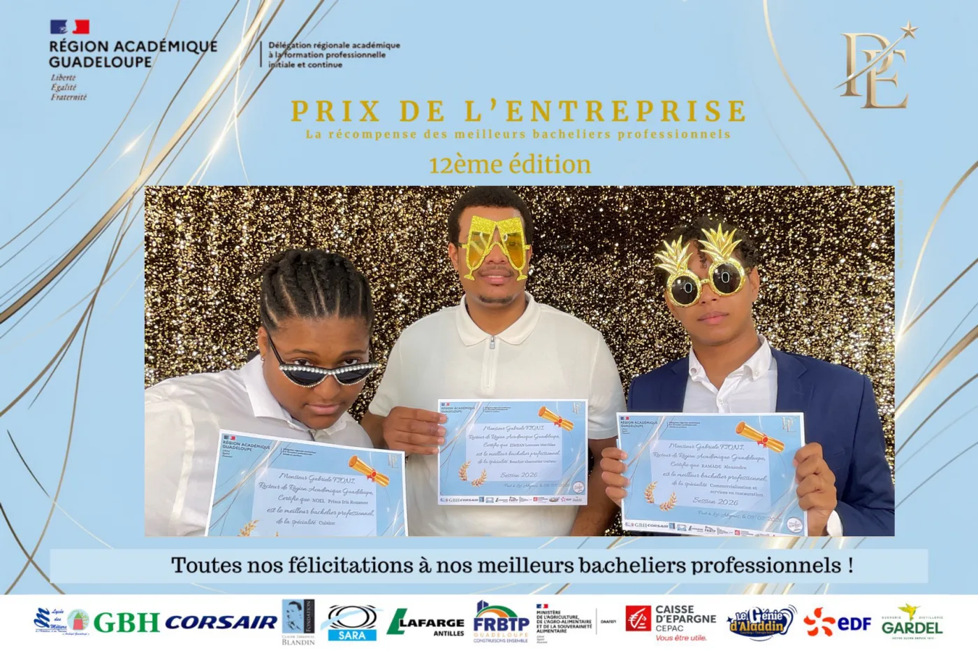 Cadre institutionnel aux couleurs de la Région académique : trois lauréats posent avec leur diplôme devant un fond à paillettes dorées