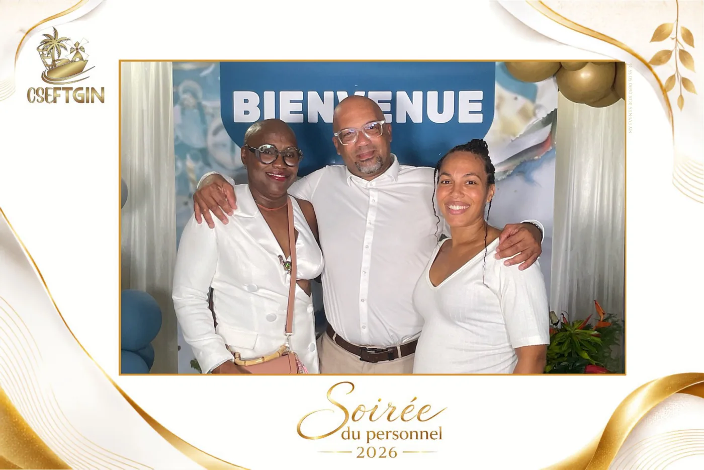 Soirée du personnel en dress code blanc : trois collègues posent devant le fond « Bienvenue » de la borne