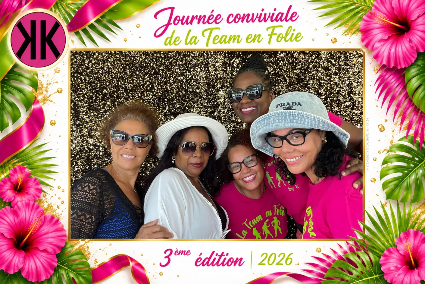 Habillage tropical hibiscus pour la journée conviviale d'une association : cinq participantes posent avec chapeaux et lunettes