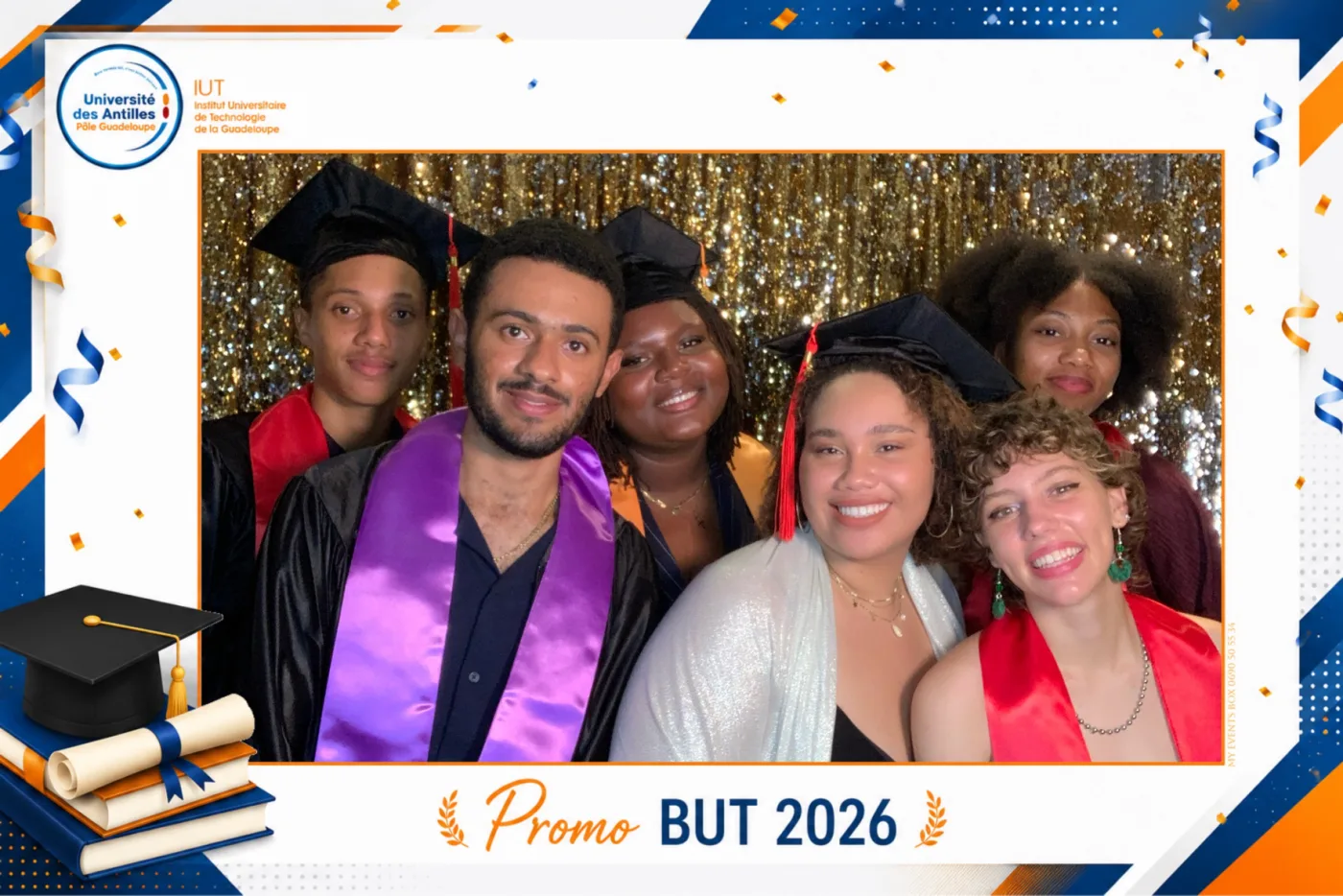Habillage bleu et orange d'une remise de diplômes universitaire : cinq diplômés en toge devant un fond à sequins