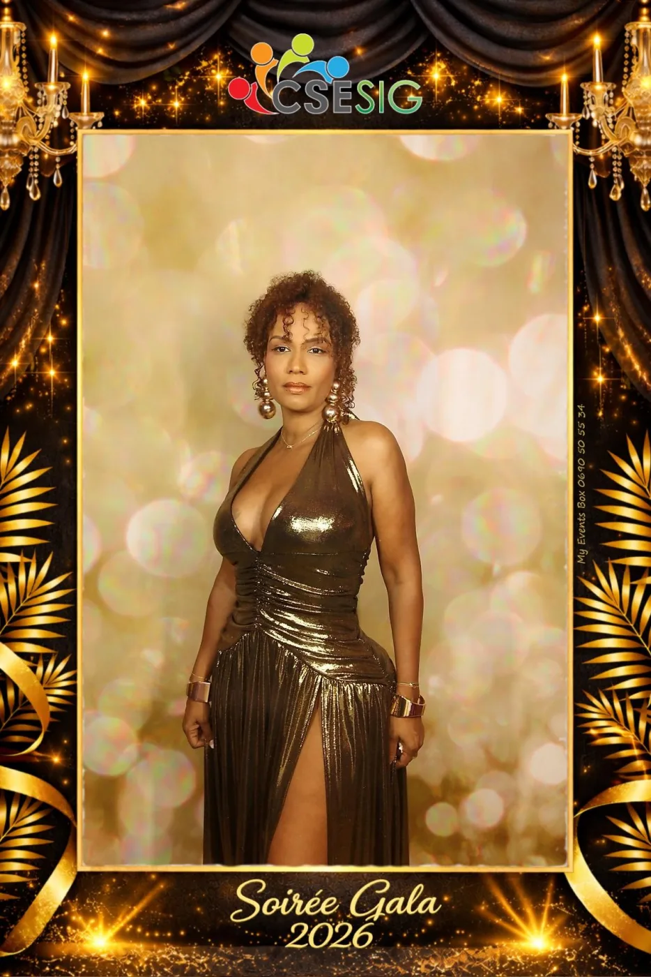 Tirage vertical d'une soirée de gala, cadre noir et or à rideaux de théâtre et lustres : une invitée en robe lamée bronze pose devant un fond doré aux halos lumineux