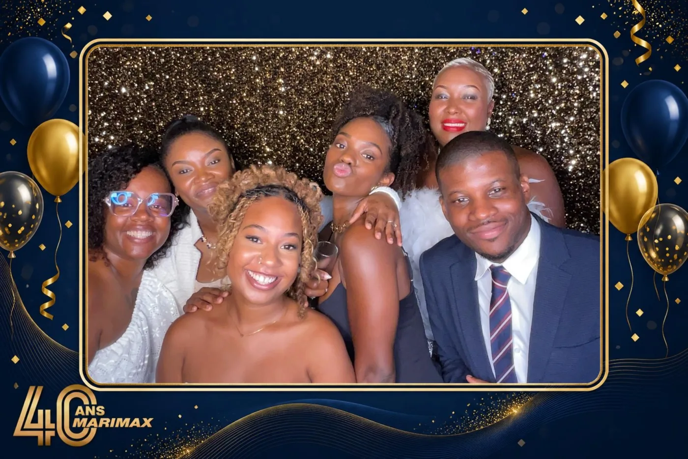 Cadre bleu nuit et or aux ballons et serpentins pour les 40 ans de Marimax : six invités posent serrés devant un fond à paillettes dorées