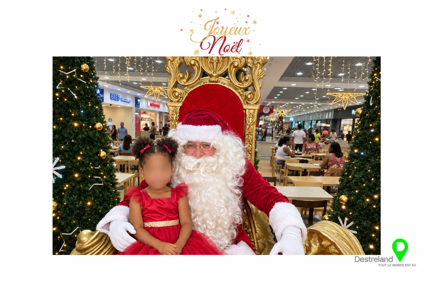 Photo souvenir de Noël dans un centre commercial guadeloupéen : une petite fille en robe rouge pose sur le trône doré du Père Noël, entre deux sapins illuminés
