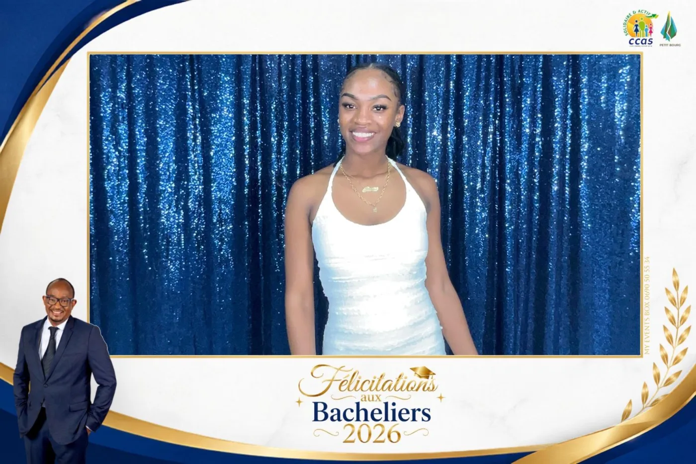 Cadre ivoire et or d'une cérémonie de félicitations aux bacheliers organisée par un CCAS guadeloupéen : une lauréate en robe blanche pose devant un rideau à sequins bleus