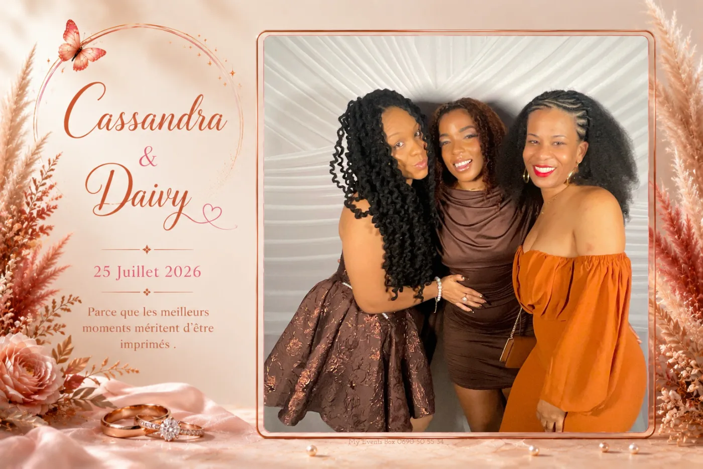 Tirage de mariage terracotta : trois invitées en robes fauve et orange devant le drapé de la borne photo