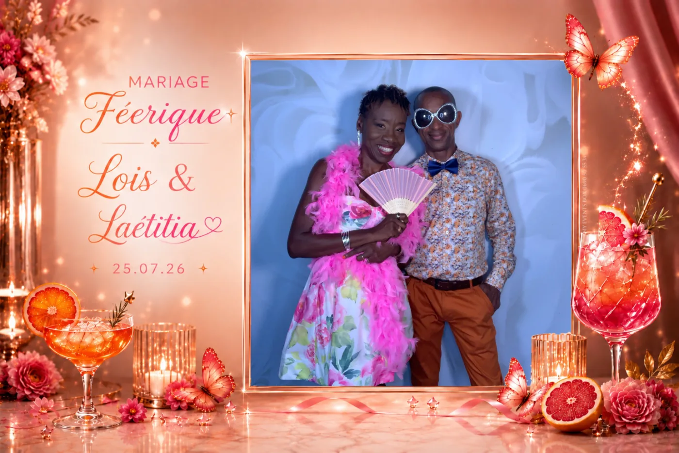 Tirage de mariage : un couple d'invités pose avec éventail et lunettes fantaisie devant le fond de la borne
