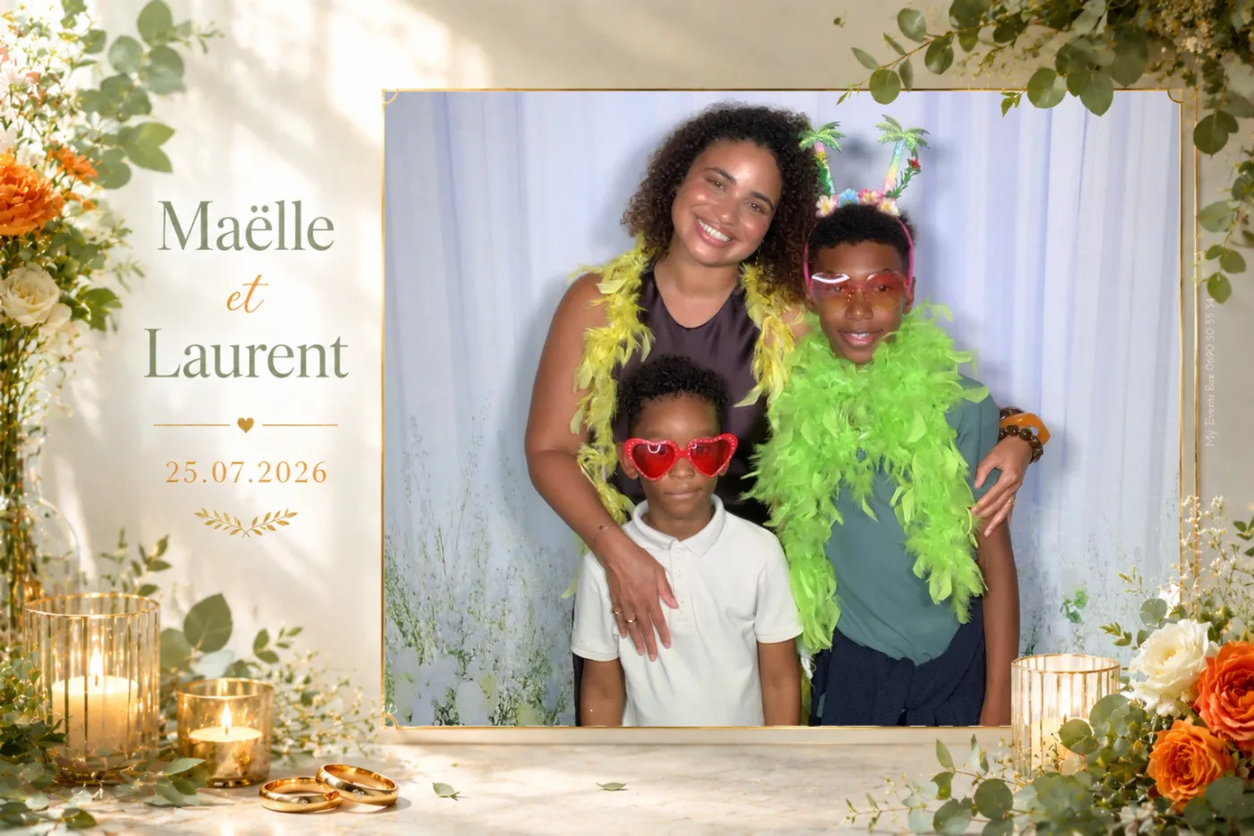 Tirage de mariage au décor végétal et bougies : une famille pose avec boas verts et lunettes en cœur