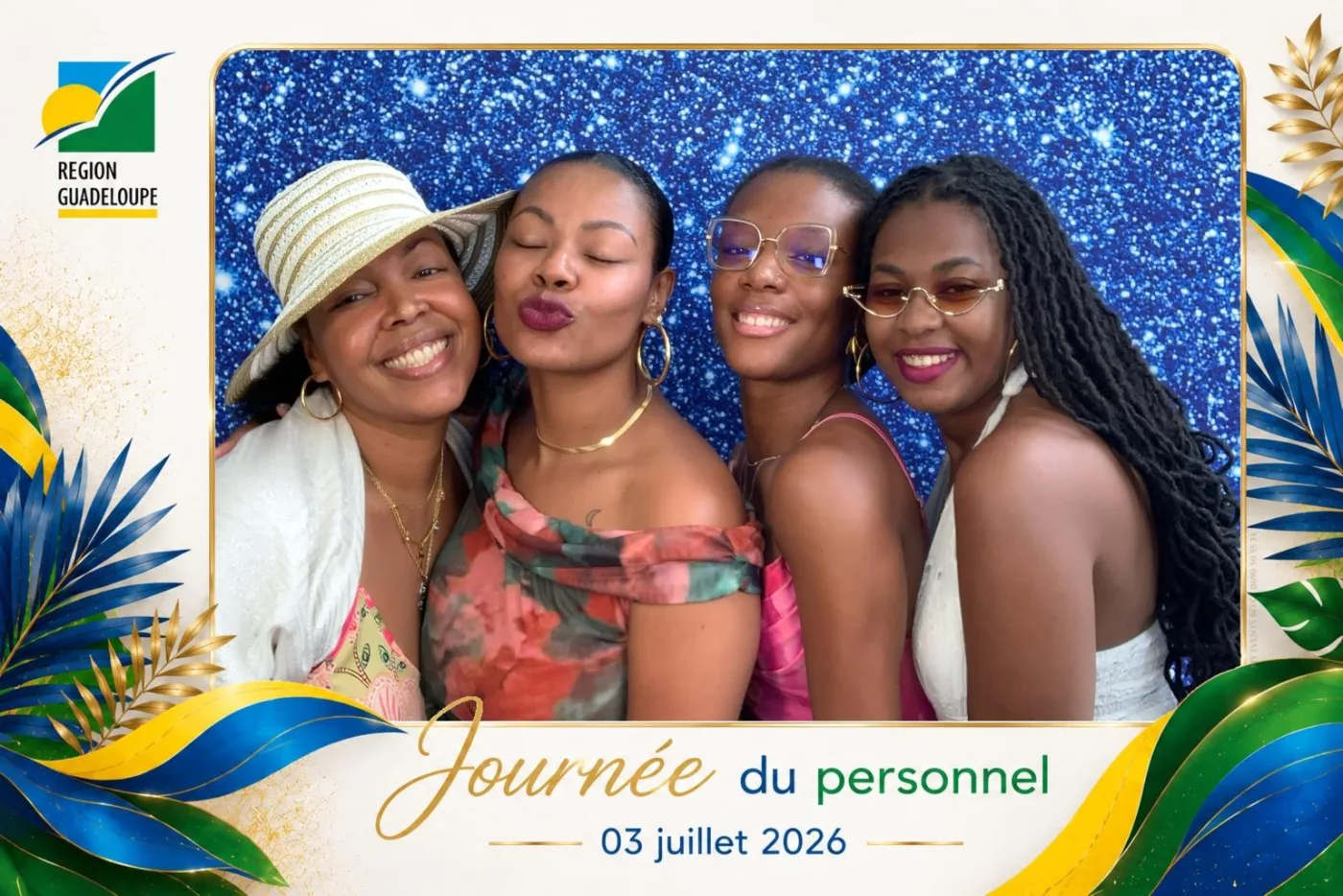 Tirage au logo Région Guadeloupe, « Journée du personnel » du 3 juillet 2026 : quatre collaboratrices posent devant un fond pailleté bleu