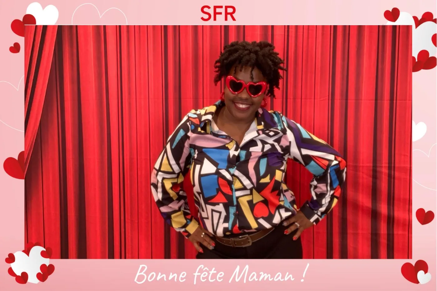 Tirage SFR « Bonne fête Maman », cadre rose à cœurs : une participante pose devant un rideau rouge avec des lunettes en forme de cœur