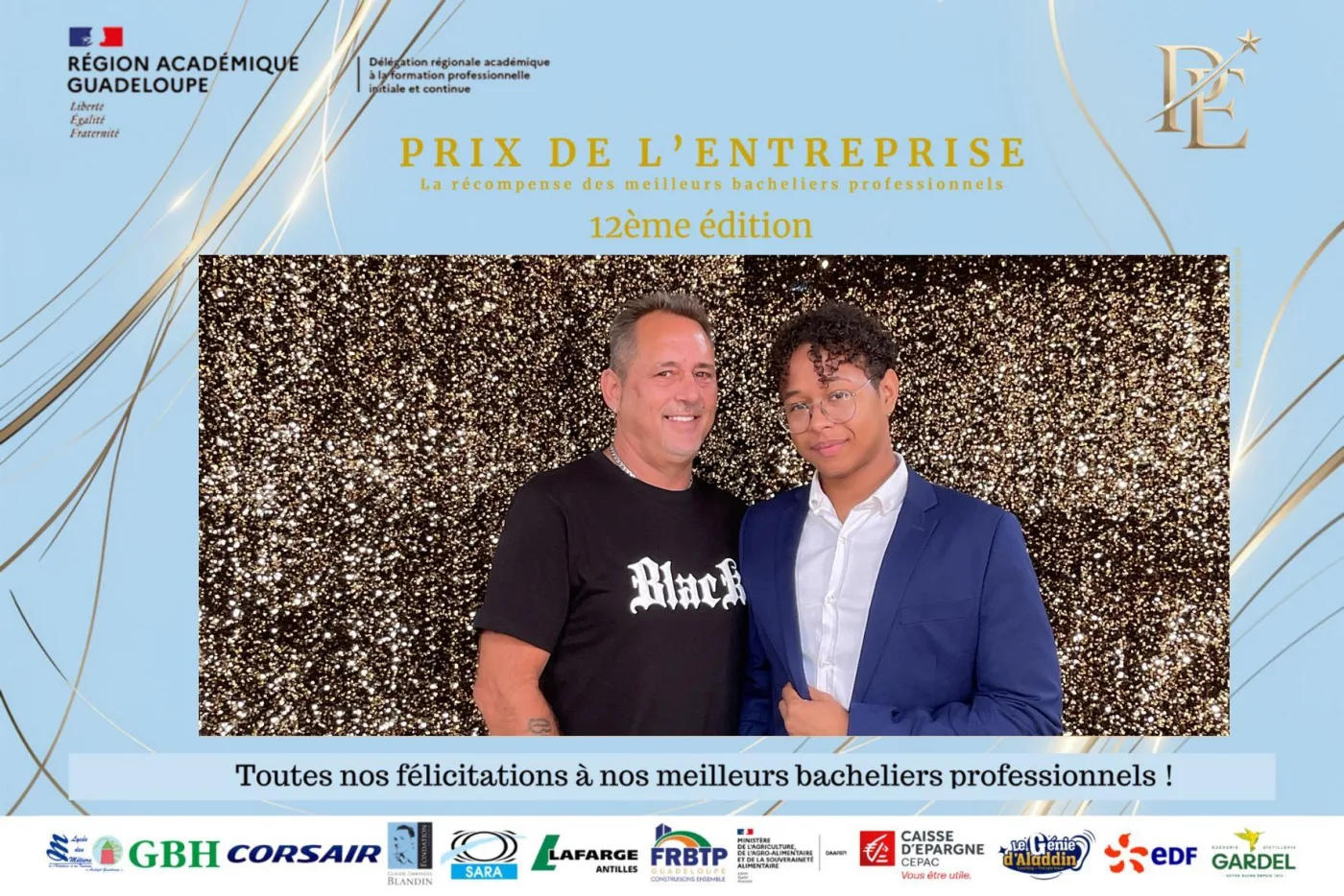 Tirage « Prix de l'entreprise, 12e édition » de la Région académique Guadeloupe, bandeau de logos partenaires en bas : un lauréat et son accompagnant posent devant un fond pailleté doré